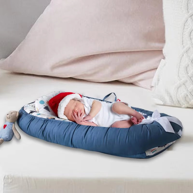 bebe garcon dort paisiblement dans son reducteur de lit en coton 