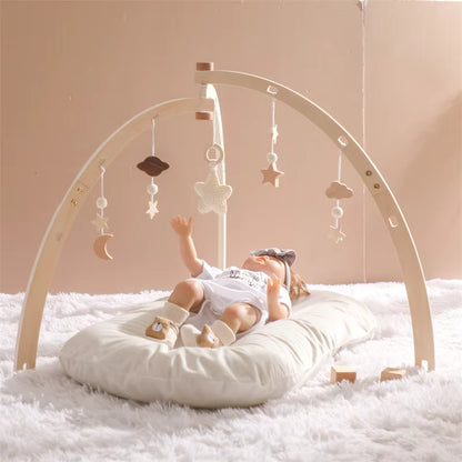 bebe qui joue avec son mobile bebe en bois