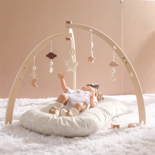 bebe qui joue avec son mobile bebe en bois
