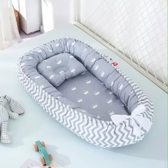 nid bebe 85x50cm gris avec un petit coussin et noeud blanc