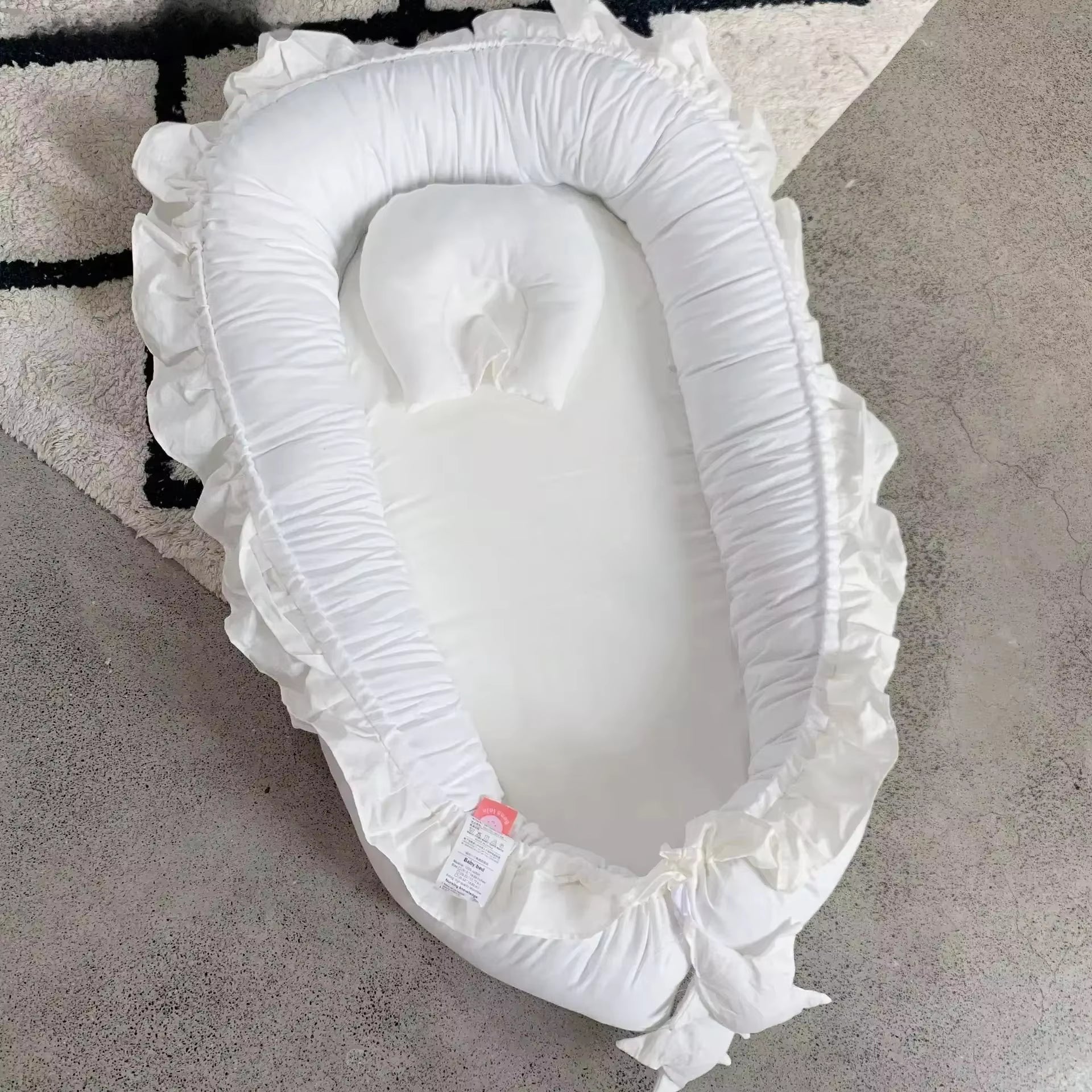 reducteur de lit avec oreiller blanc elegant pour nouveau ne