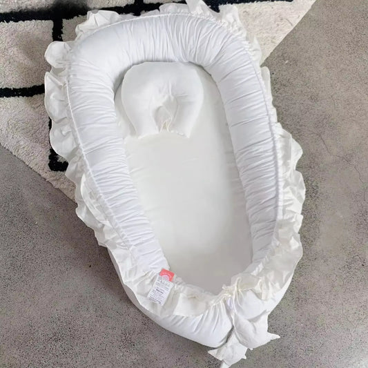 reducteur de lit avec oreiller blanc elegant pour nouveau ne