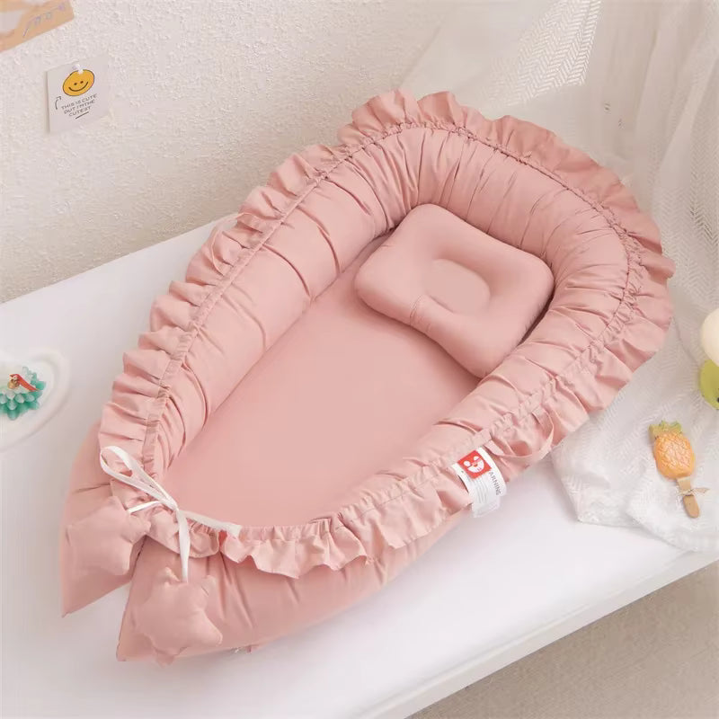 reducteur de lit bebe rose avec un petit coussin rose pour votre fille
