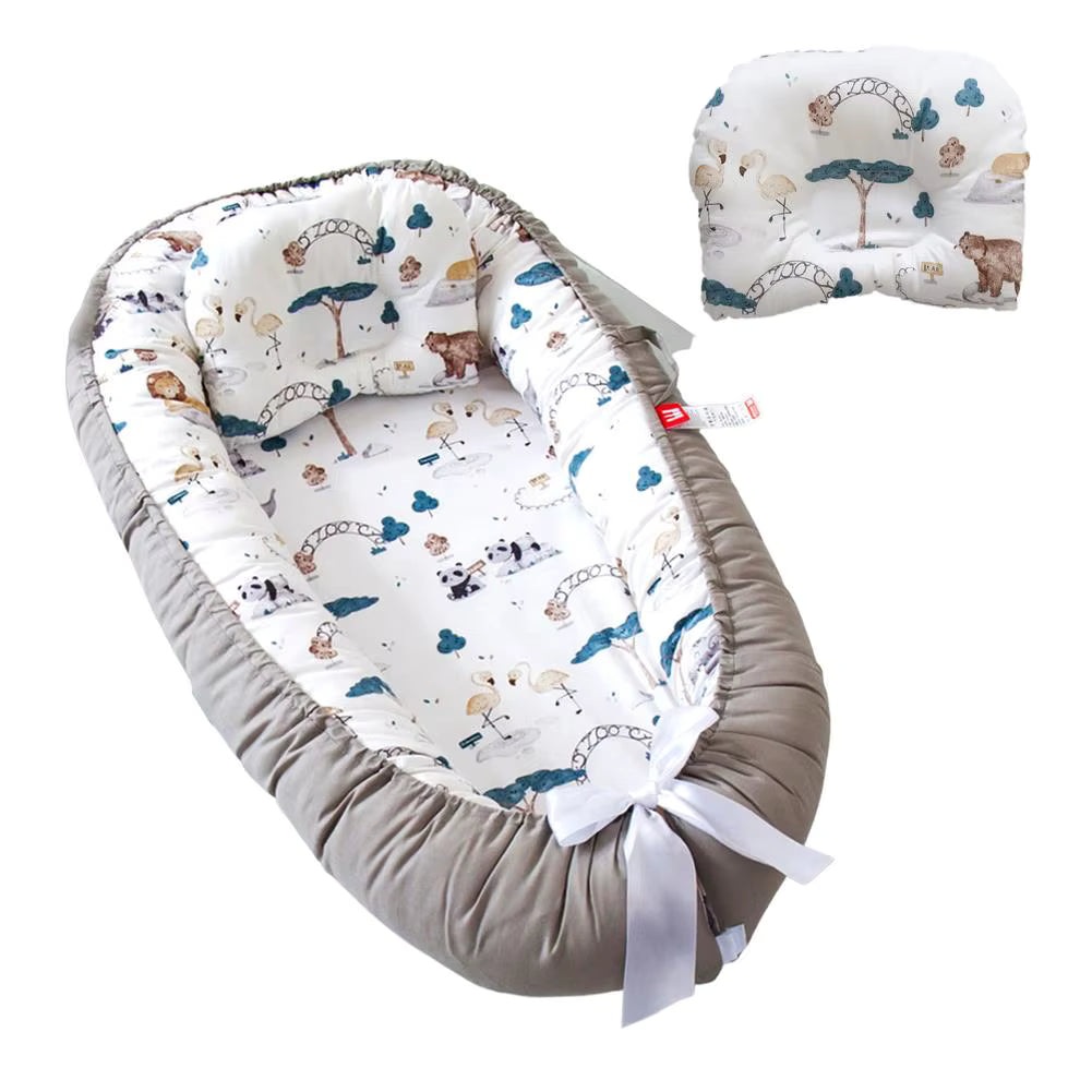 reducteur de lit gris et blanc pour proteger votre petit bebe